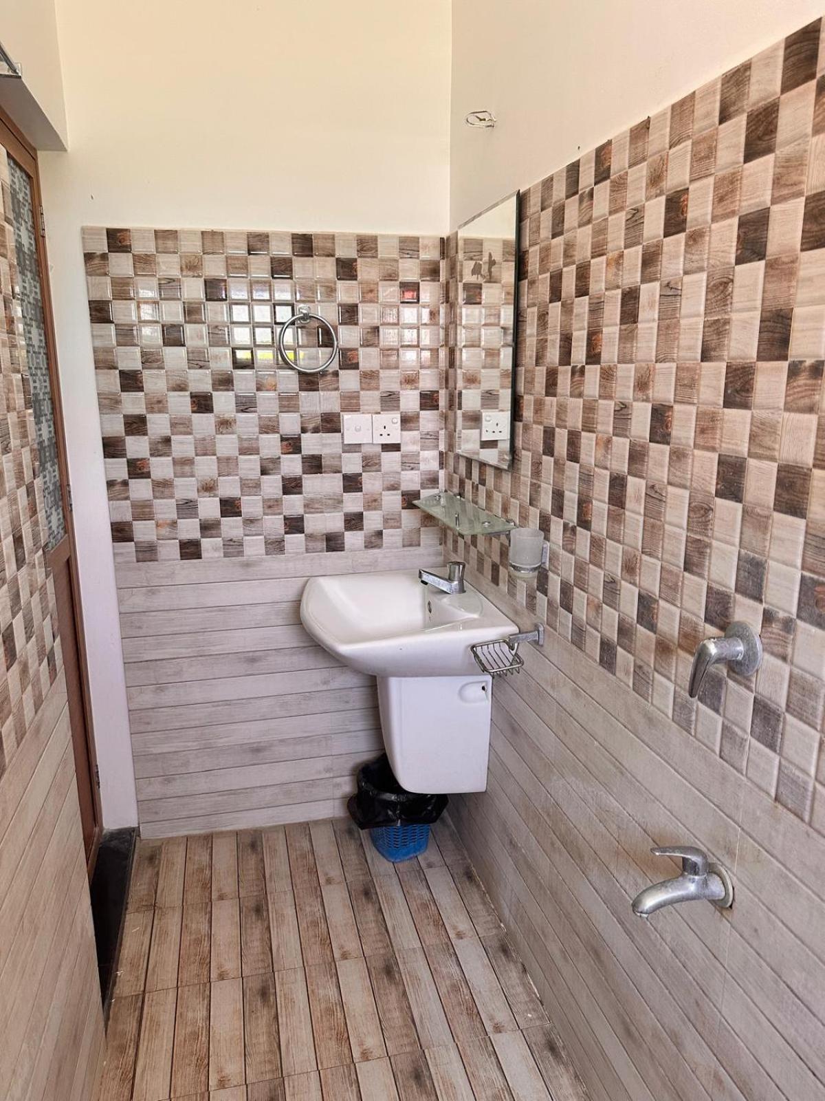 Holiday Villa Тринкомале Екстериор снимка